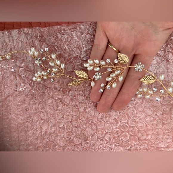 Wedding headpiece with crystals, pearls, and gold embellishments. - Picture 6 of 7